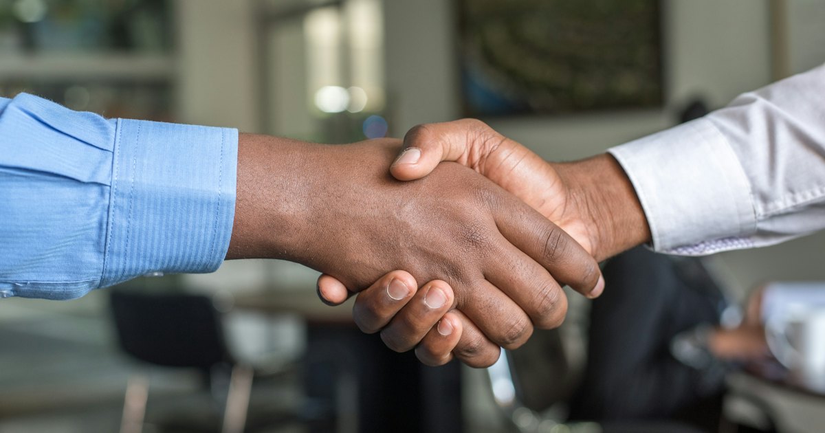 Link building: aperto de mão entre parceiros