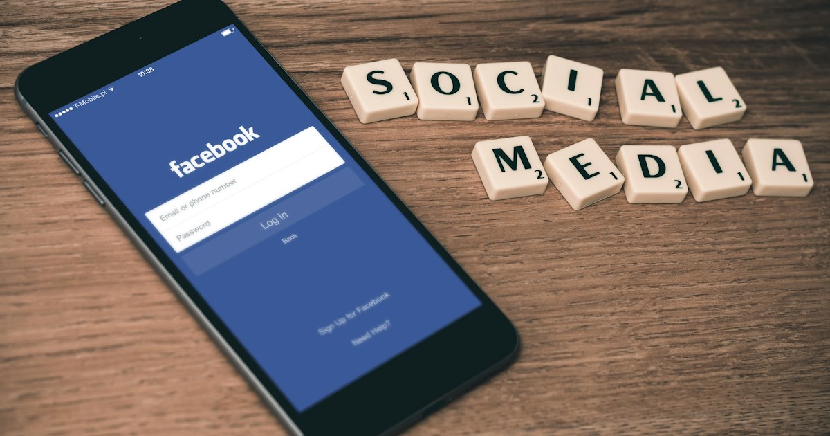 O que é SEO: equipe a analisar marketing no portátil