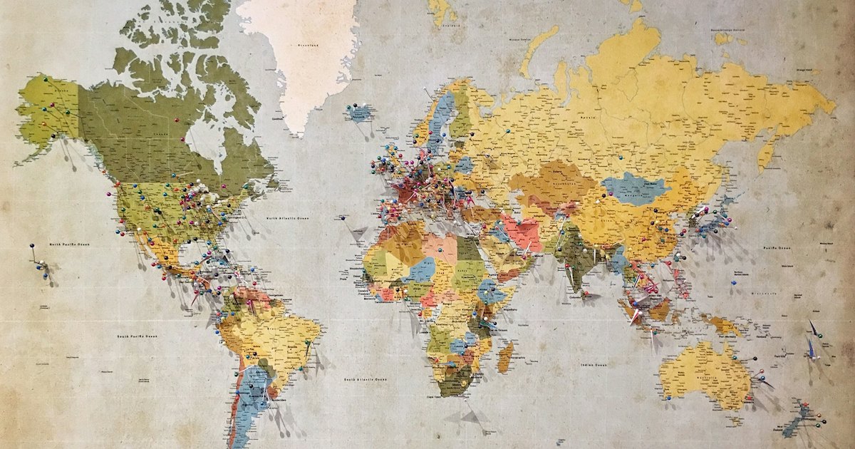 SEO local: mapa-múndi com alfinetes de localização